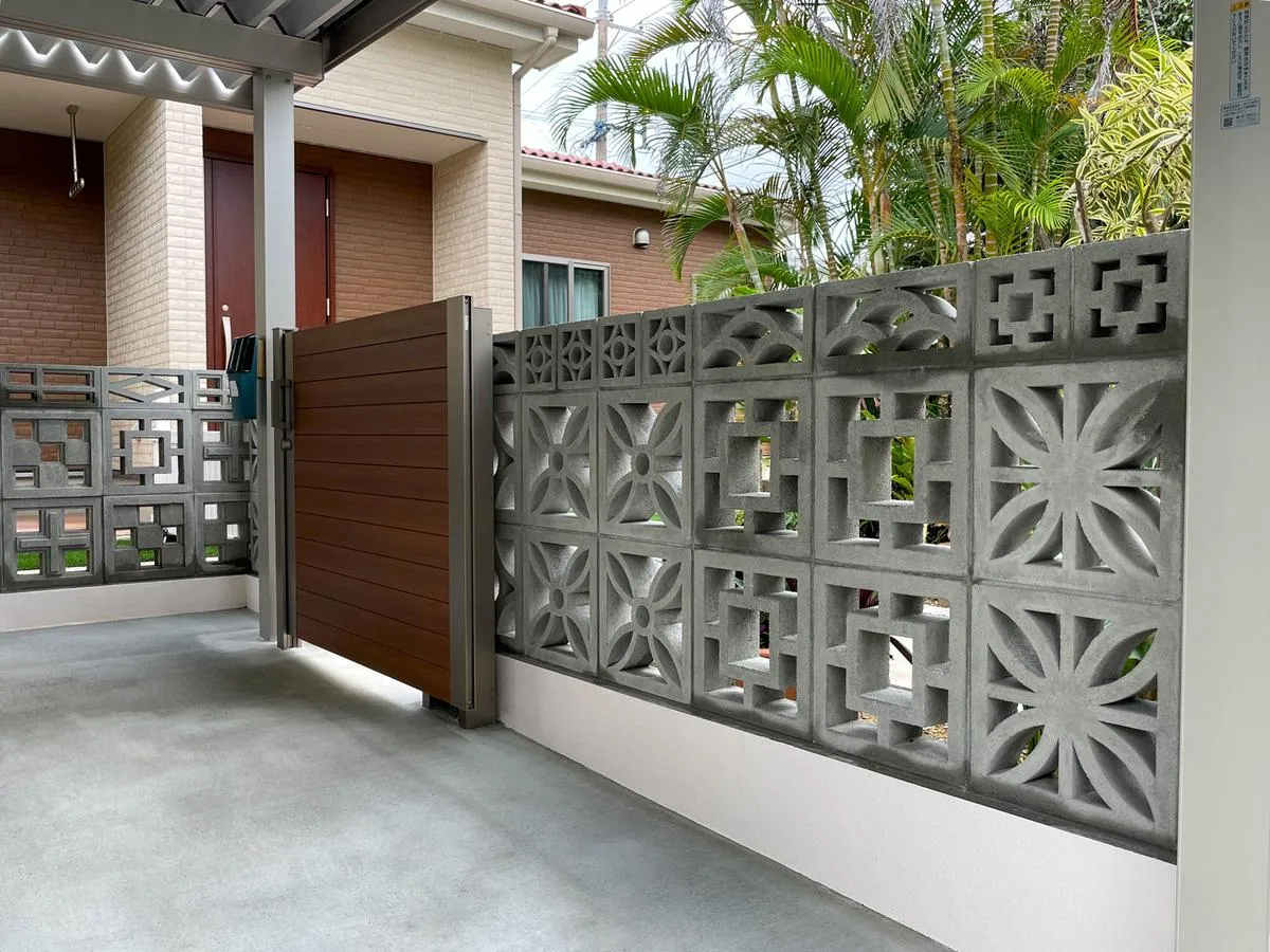 花ブロック・木目調フェンス - 宜野湾市嘉数