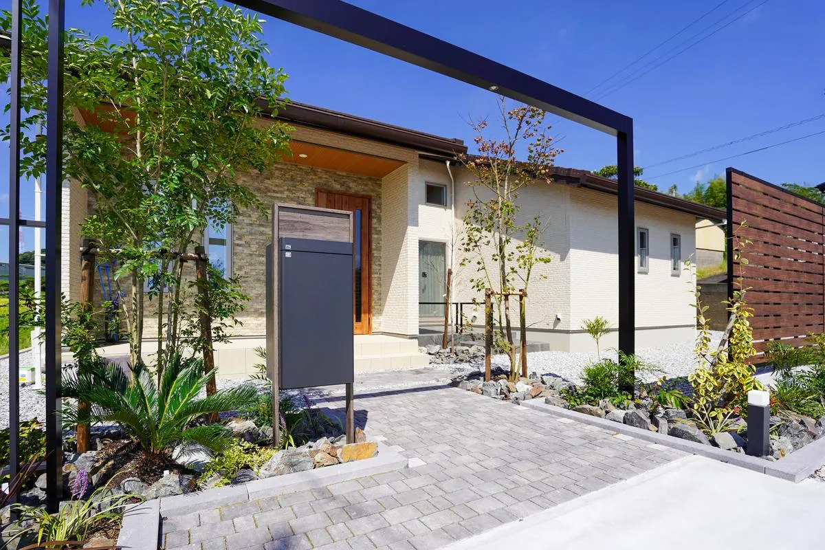 アプローチ・門柱・植栽