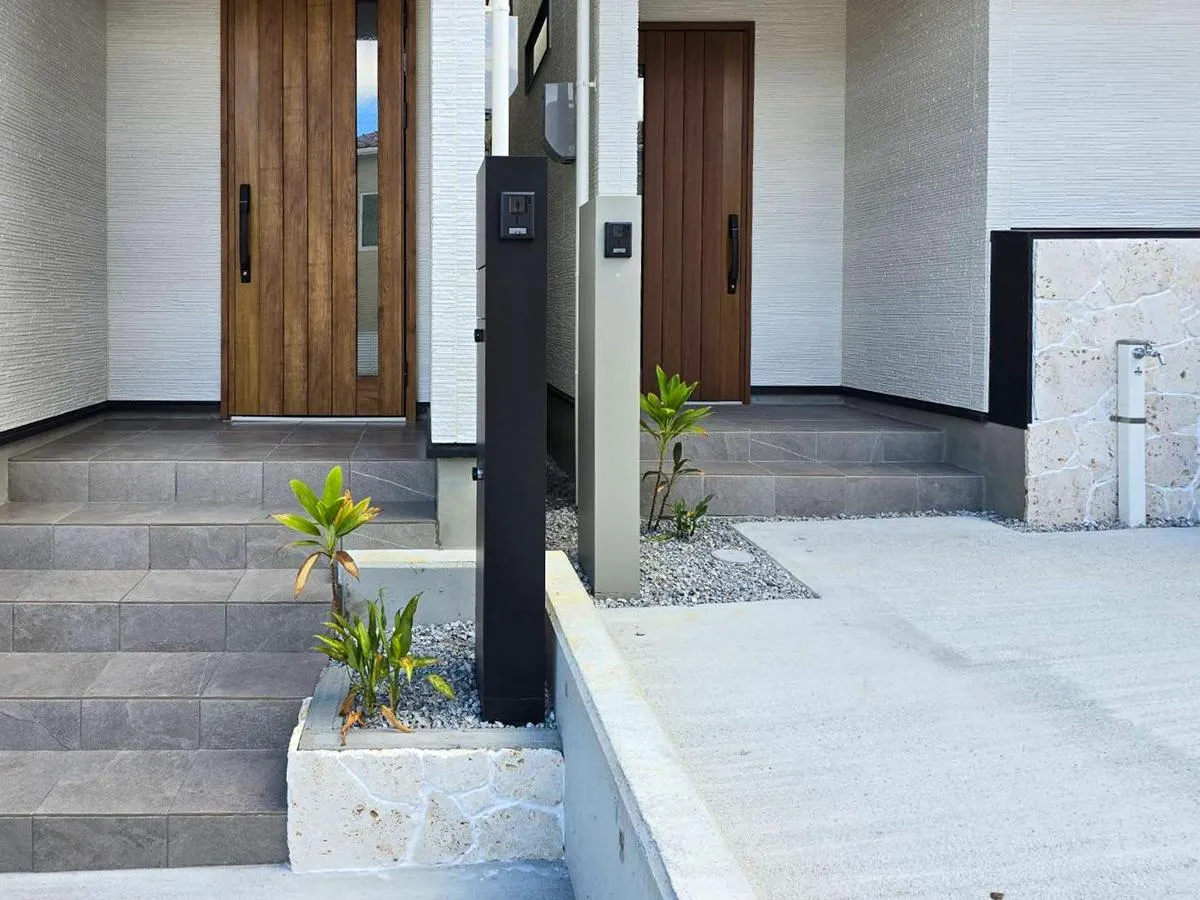玄関アプローチ・機能門柱 - 那覇市首里